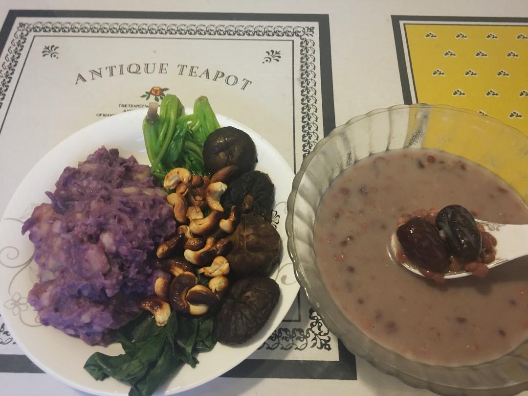 红枣红豆薏仁牛奶粥