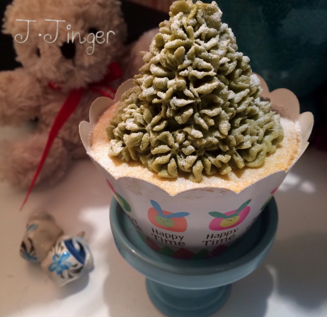 圣诞草莓心圣诞树杯子蛋糕