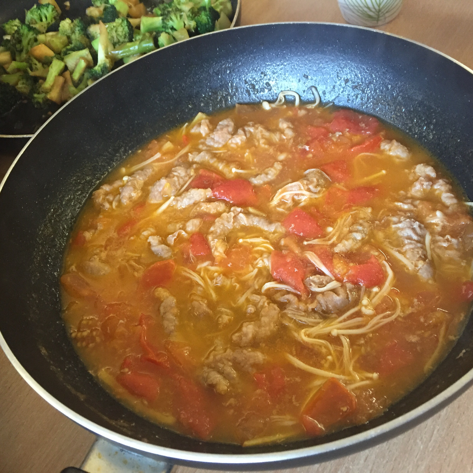 金针菇肥牛番茄锅