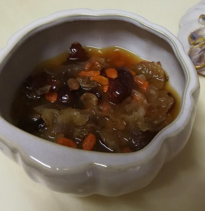 冰糖银耳红枣汤