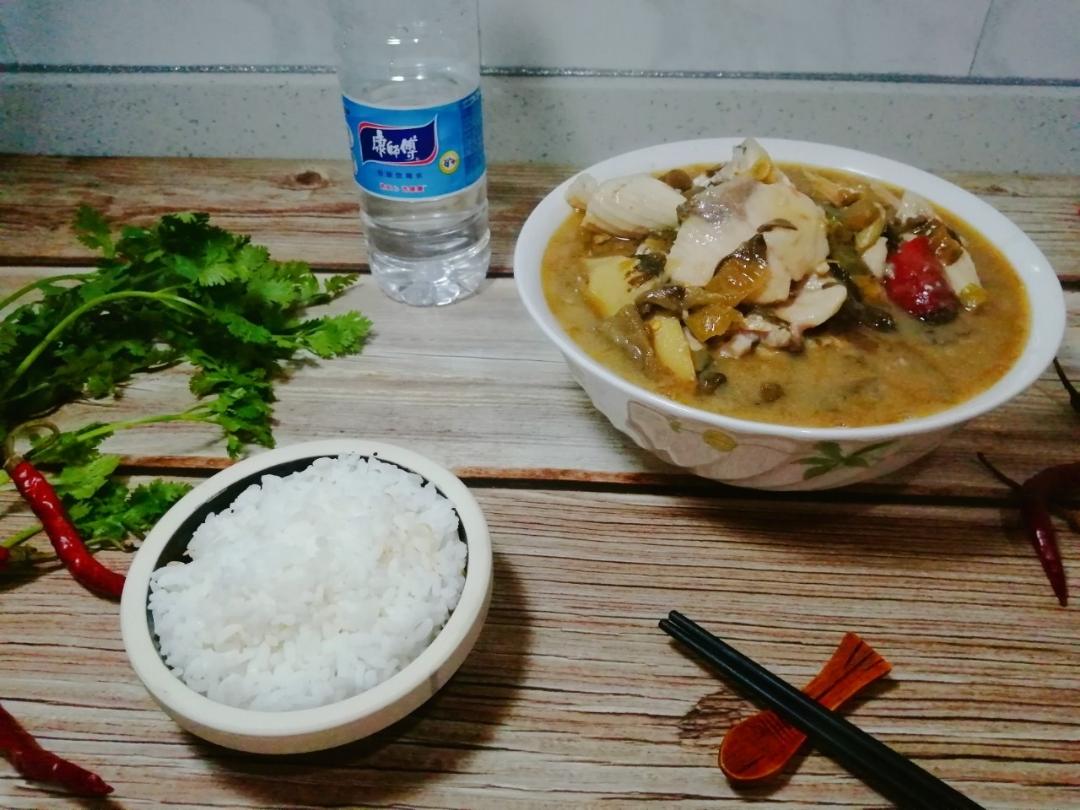 一碗好饭,水煮鱼相伴一碗好饭～酸菜鱼配米饭,康师傅矿泉水焖米饭,做