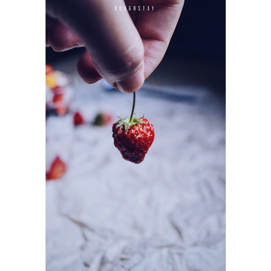 今冬第一颗草莓