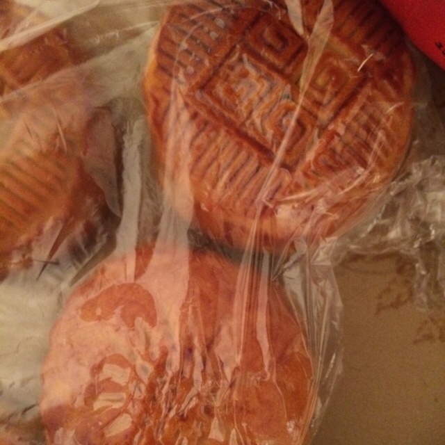 广式蛋黄莲蓉月饼