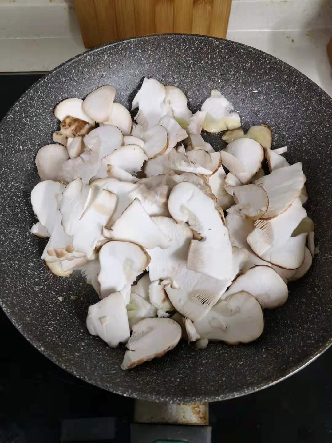 好吃的大花菇炒油菜的做法 步骤5