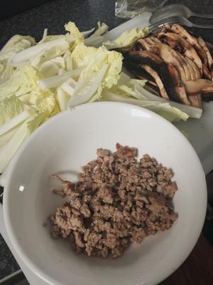 三丝（蘑菇，胡萝卜，肉丝）炒大白菜（简易版）的做法 步骤1