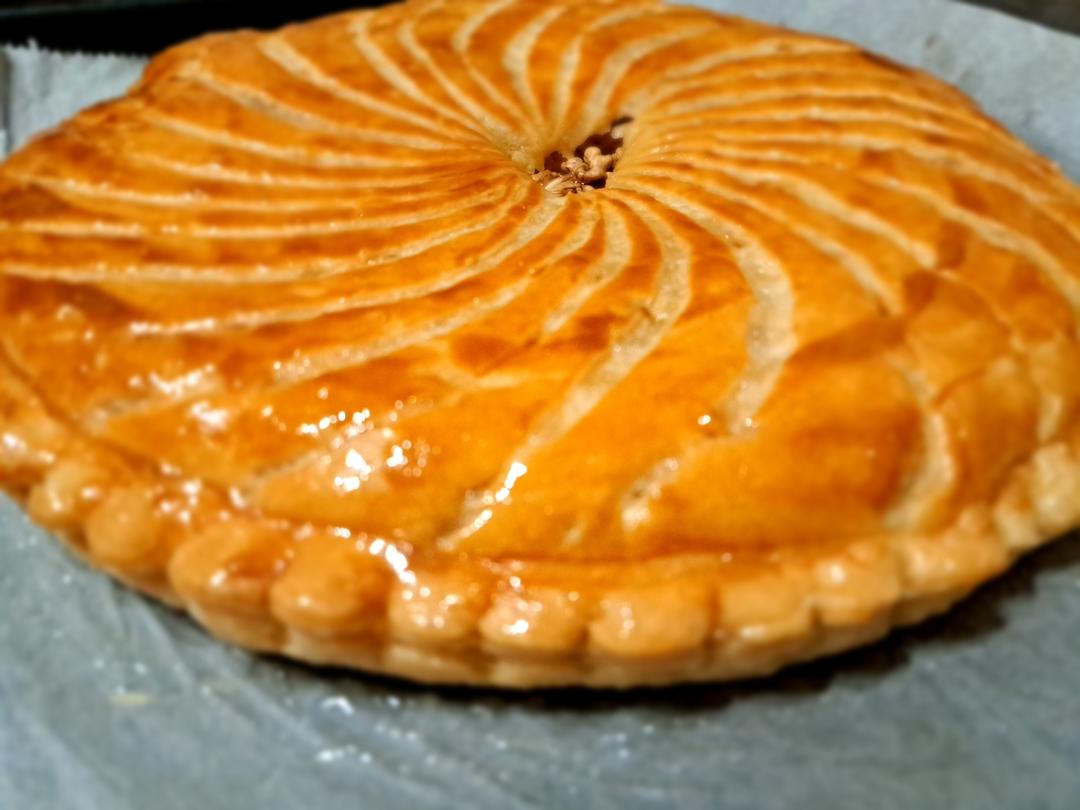 杏仁奶黄馅的国王饼
