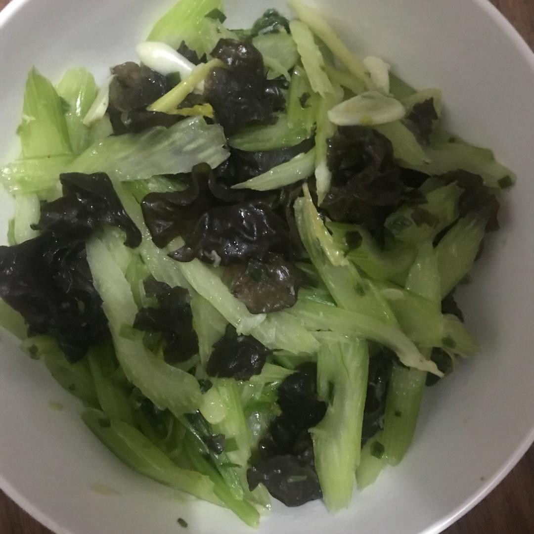 西芹炒木耳