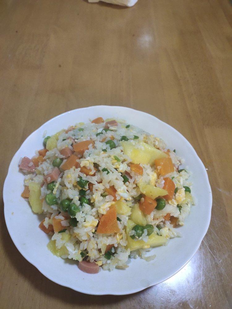 清新爽口的五彩菠萝炒饭~