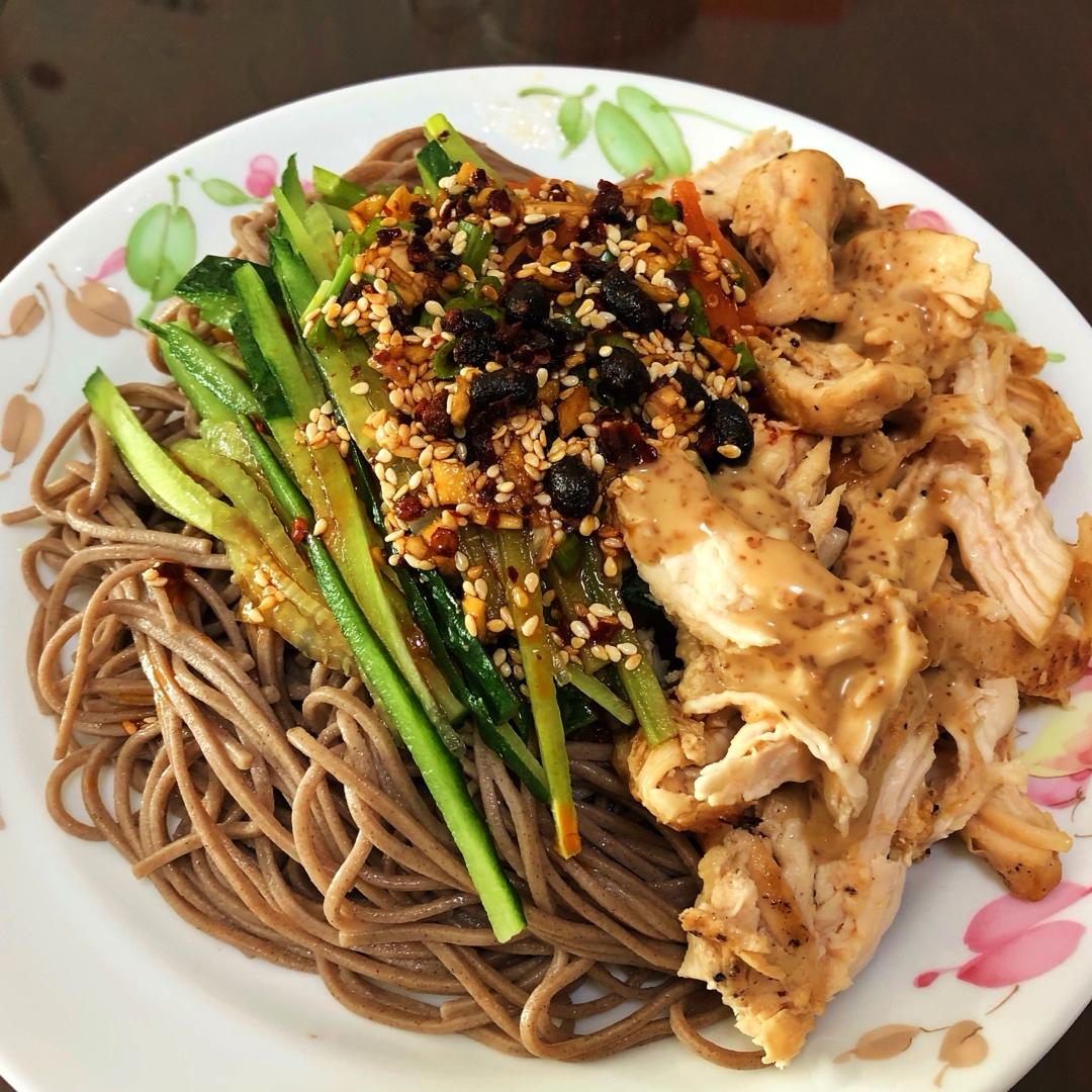 厨师长教你：“鸡丝凉面”的家常做法，味道好极了，先收藏起来