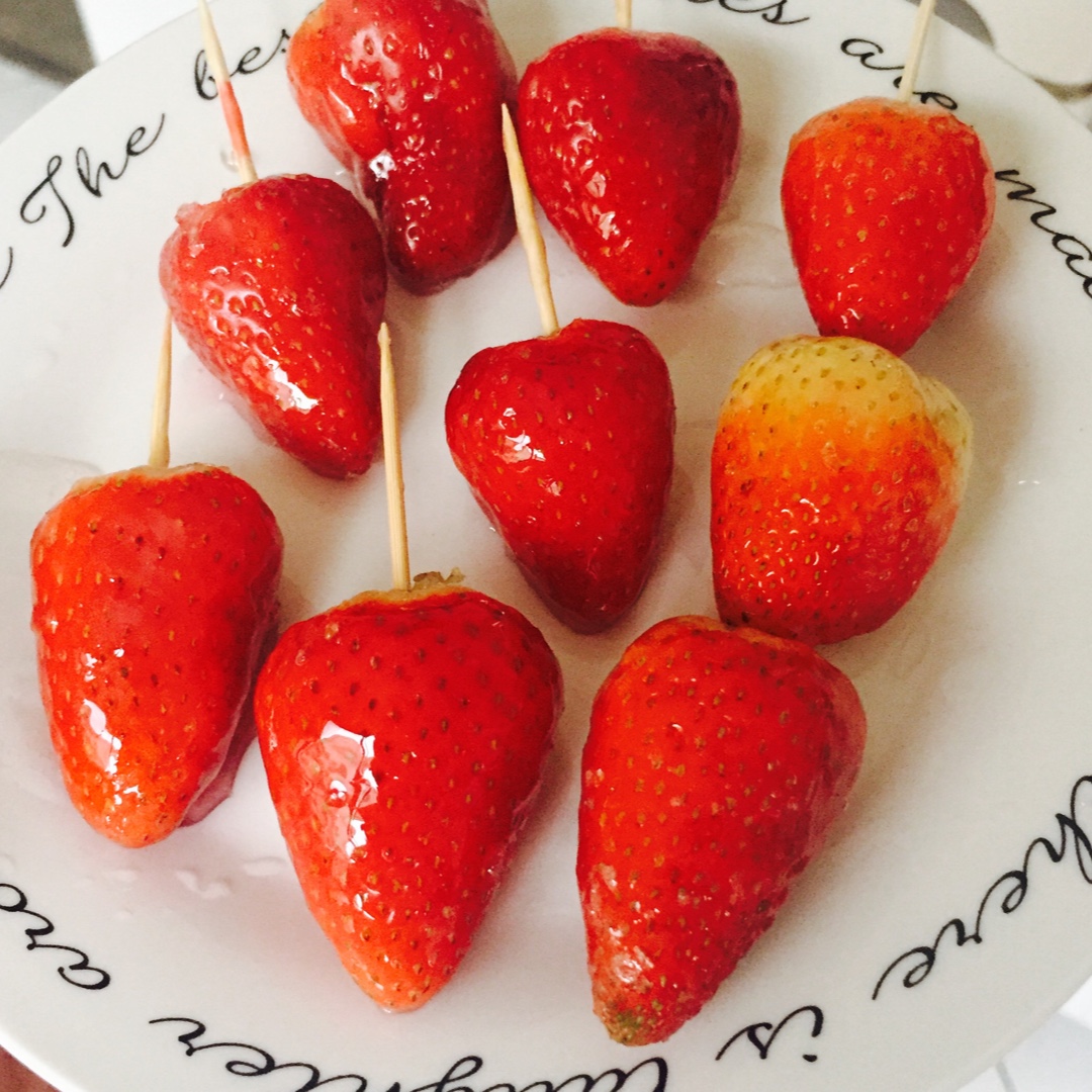 nancy努力学做饭做的草莓冰糖葫芦儿