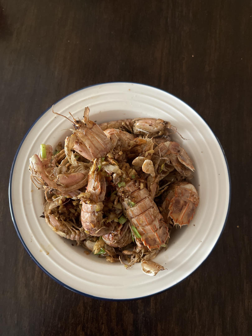 无油炸版的椒盐皮皮虾和巧拨虾壳的方法