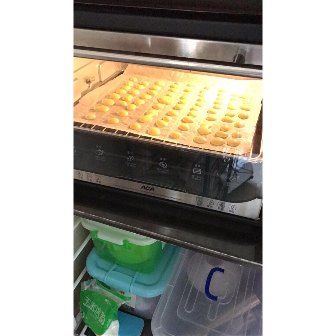 入口即化的无添加蛋黄溶豆