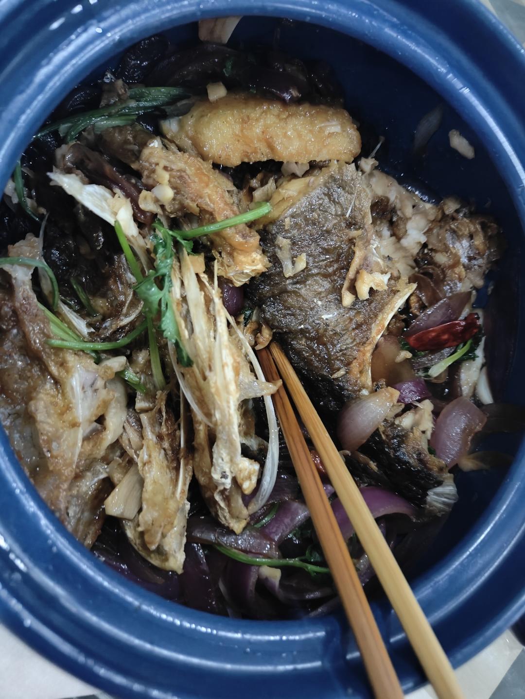 不加一滴水的干锅胖头鱼鱼头，没有一点土腥味，从此爱上淡水鱼