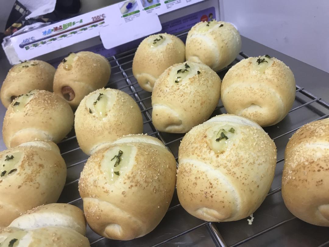 可爱哒小胖砸‼️葱香芝士火腿面包🥯