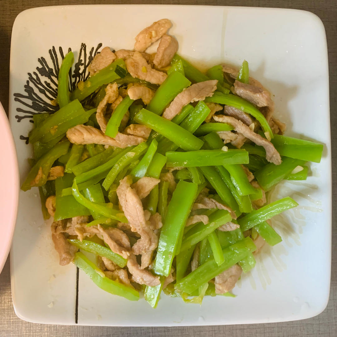 经典的家常菜，青椒炒肉丝，简单的食材也能做出如此美味