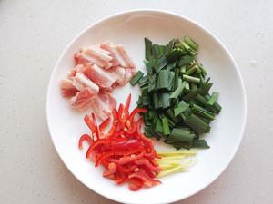 蕨菜炒五花肉的做法 步骤2