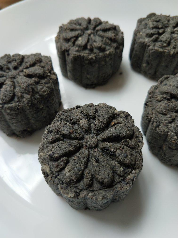 妮娜_ilb6做的【芝麻糕】清甜小墨糕,以"黑"养"白"