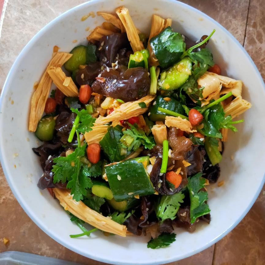 夏天巨开胃的凉拌黄瓜腐竹木耳