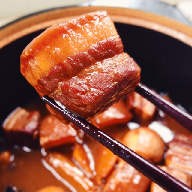 吃着碗里望着锅里的红烧肉