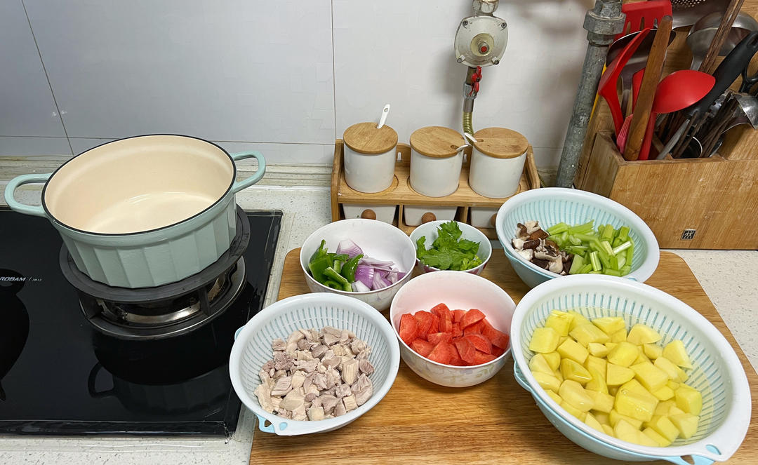 泰式咖喱鸡肉炖土豆萝卜【1月北鼎珐琅锅食谱】