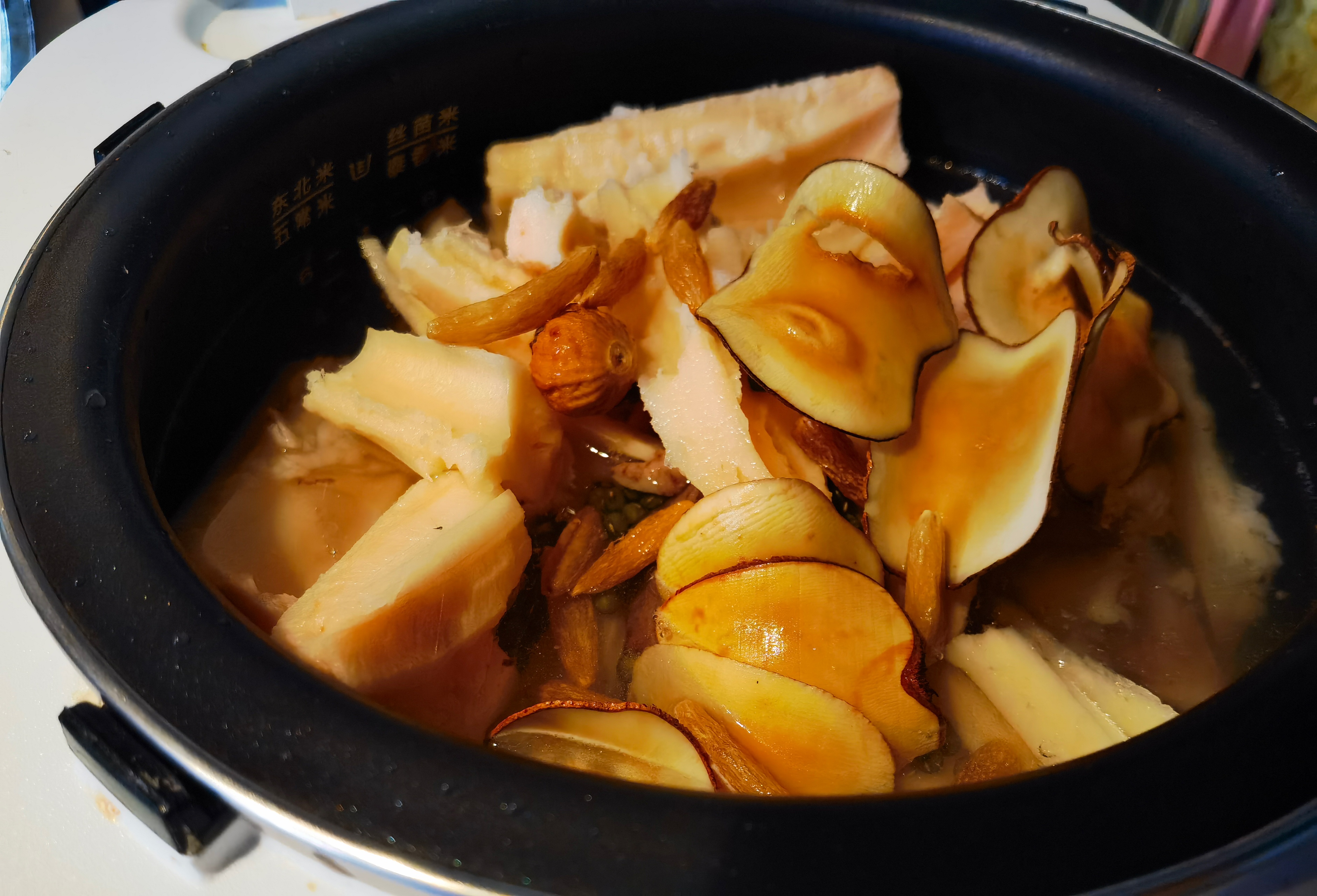 清甜莲藕筒骨汤的做法