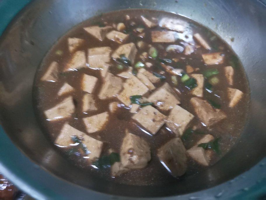 不放肉也超下饭的葱焖豆腐