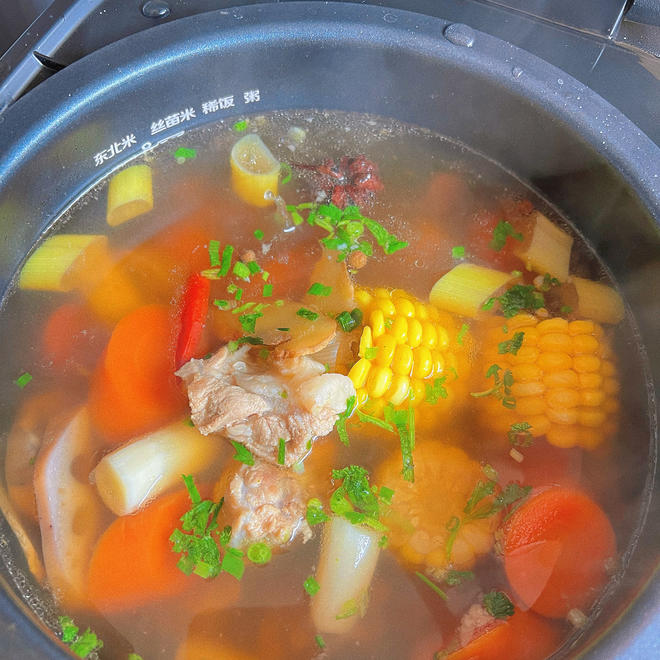 电饭煲排骨汤炖玉米山药胡萝卜藕的做法