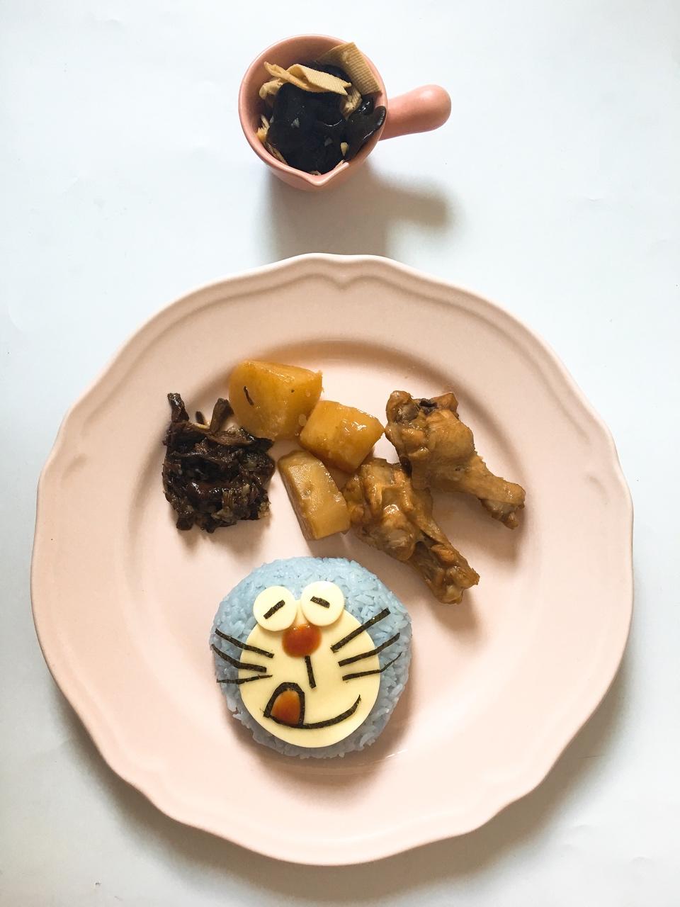 多啦A梦卖萌便当