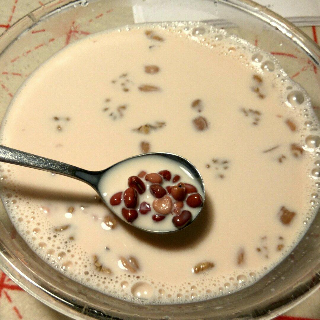 红枣红豆薏仁牛奶粥