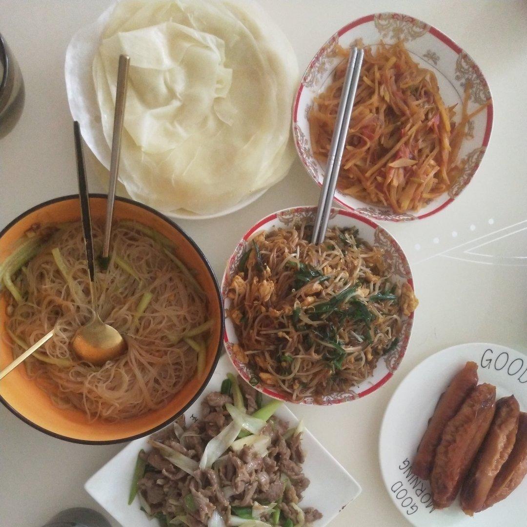 炒合菜（绿豆芽炒韭菜）