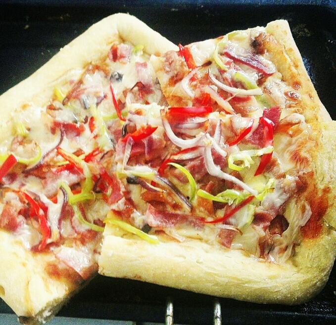 200克普通面粉做的烤盘披萨高温烤制的笔记的做法