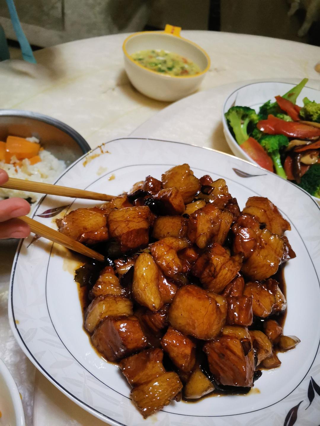 加了鹌鹑蛋后，这盘红烧肉，美味的逆天啦——鹌鹑蛋烧肉（孔瑶食谱）