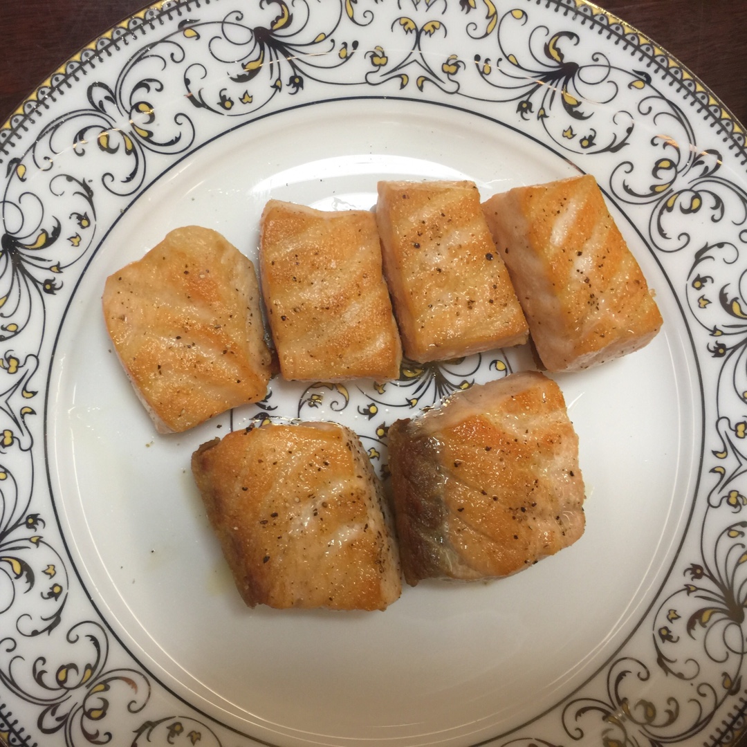 脆皮嫩肉——极致煎三文鱼