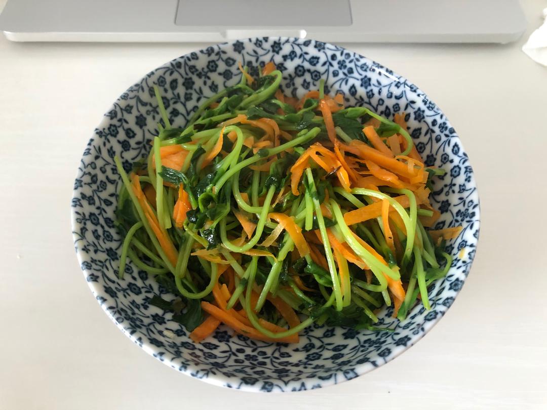 清炒豌豆苗胡萝卜的做法
