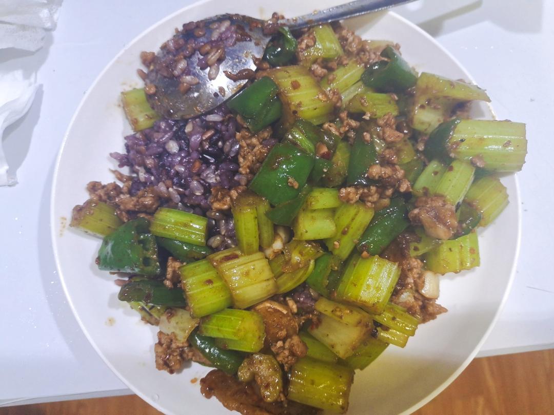 猪肉炒芹菜（小时候的家常菜）