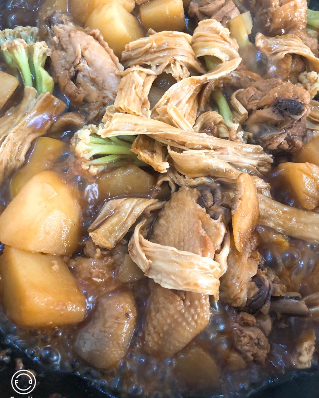 汤汁特浓的黄焖鸡米饭