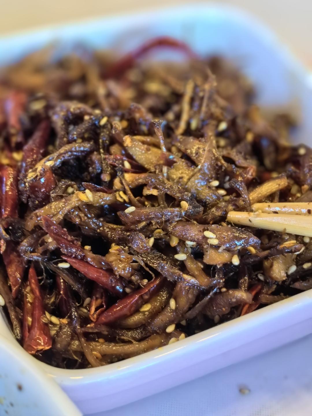 云南烧烤小吃店常卖的油炸香菇脚/香菌脚