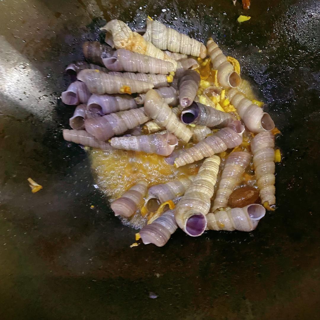 爆炒钉螺的做法 步骤3