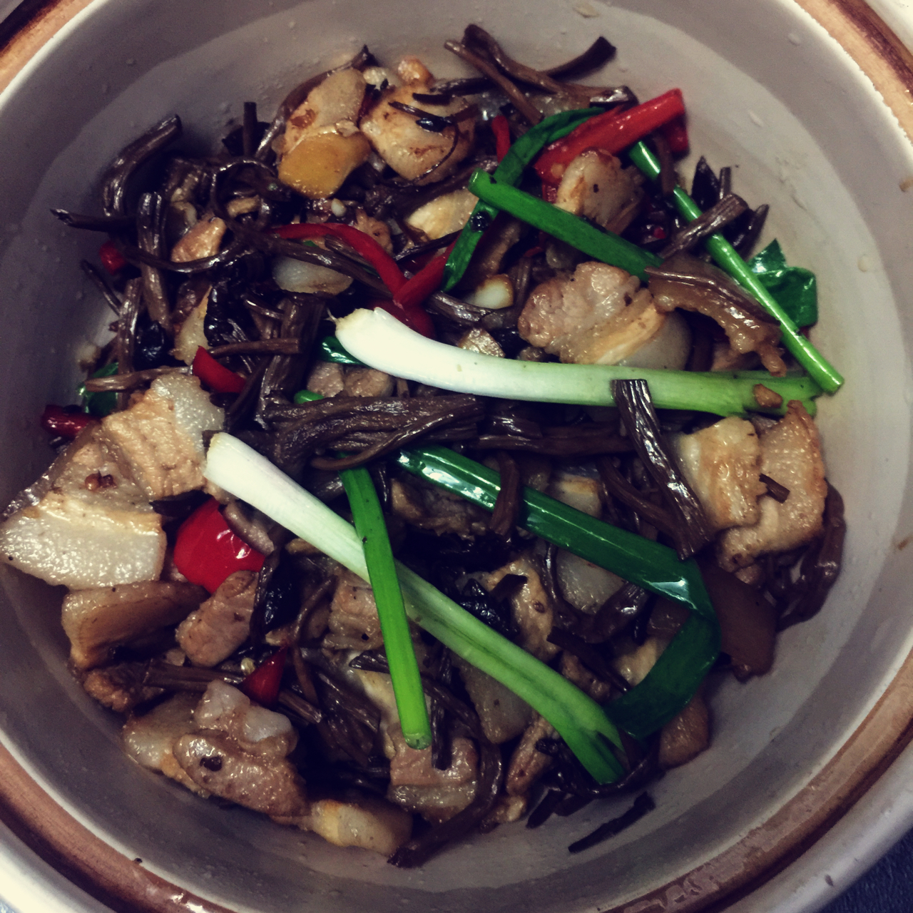 五花肉干锅茶树菇