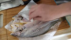香煎黄花鱼的大厨煎法的做法 步骤4