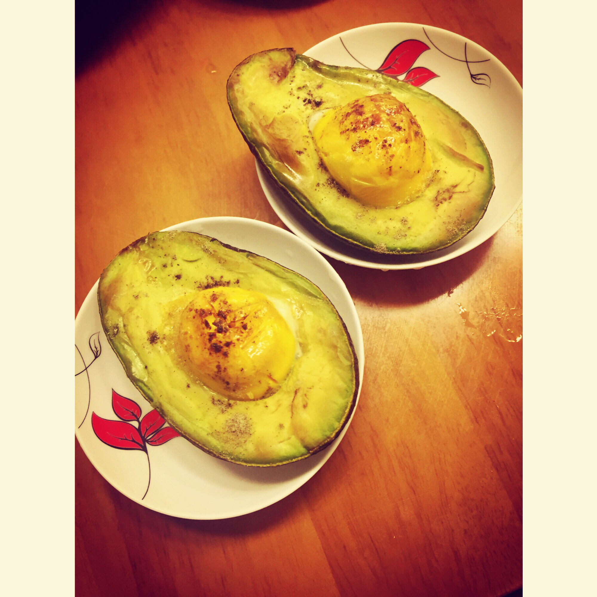 牛油果烤鸡蛋