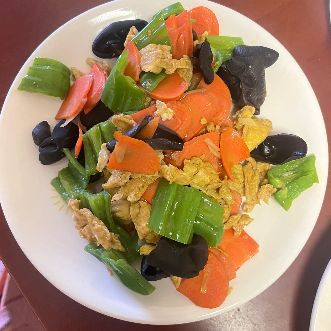 这么搭配也太香了！青椒胡萝卜木耳炒鸡蛋