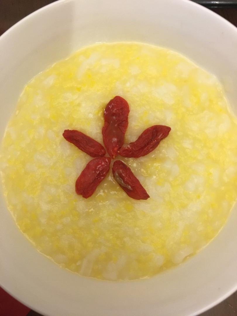 小孩上学简单营养的早餐小米玉米渣粥