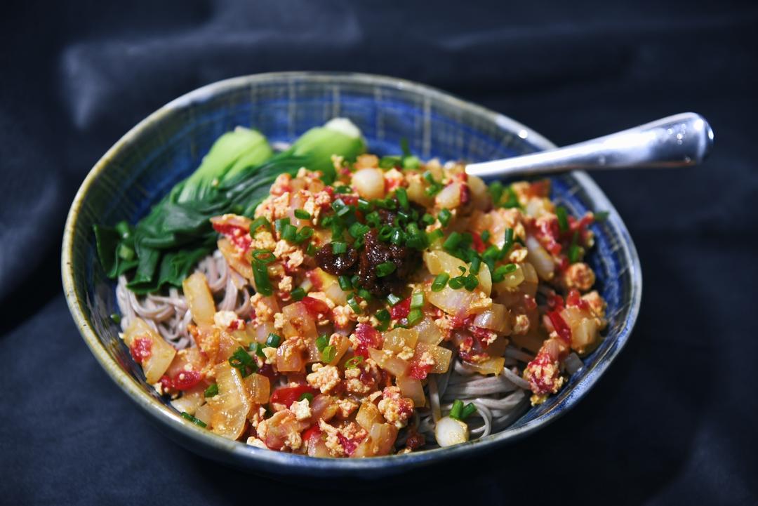 洋葱+番茄🍅炒蛋•盖浇面🍜的做法