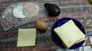 煎蛋火腿奶酪牛油果三明治的做法 步骤1