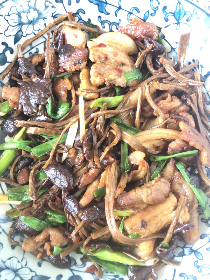五花肉干锅茶树菇