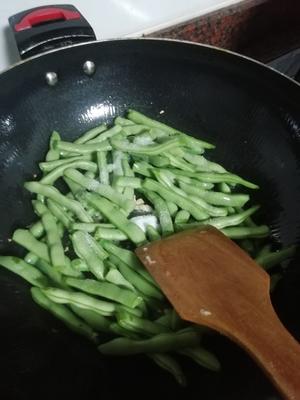 蒜末炒四季豆的做法 步骤2