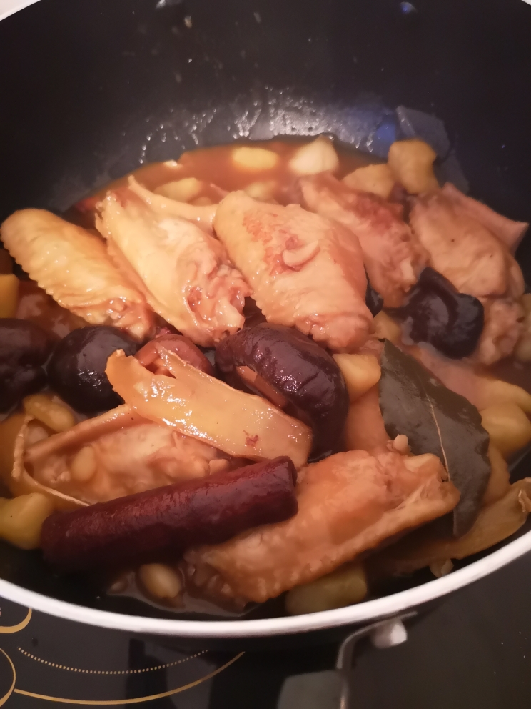香菇土豆炖鸡翅的做法