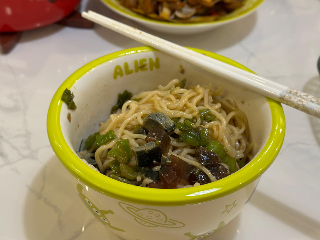 吃了不后悔：青椒皮蛋拌面！