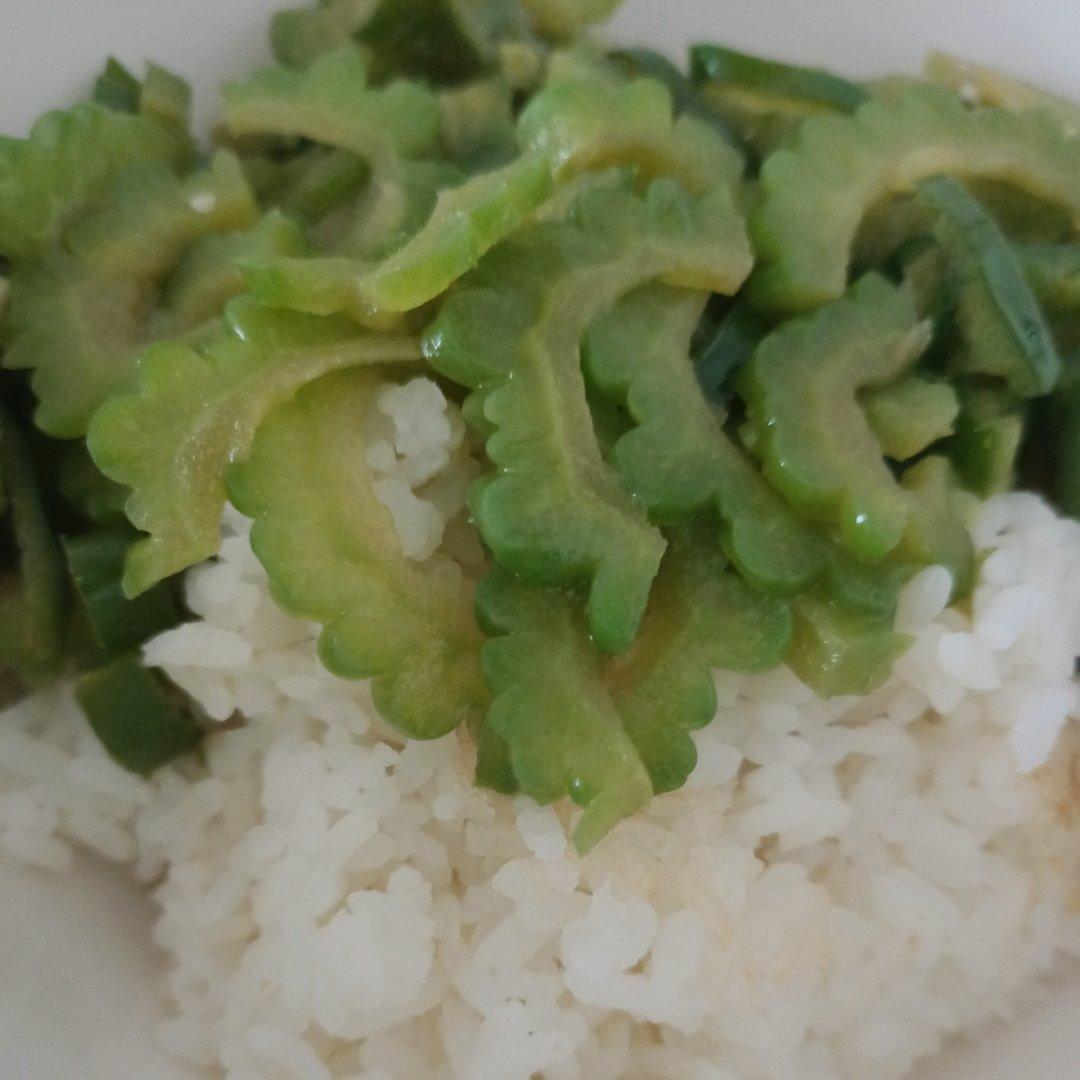 夏天最爱青椒炒苦瓜